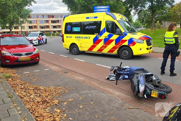 Scooter en auto botsen met letsel tot gevolg