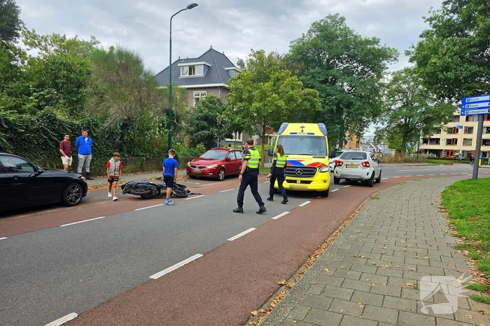 Scooter en auto botsen met letsel tot gevolg