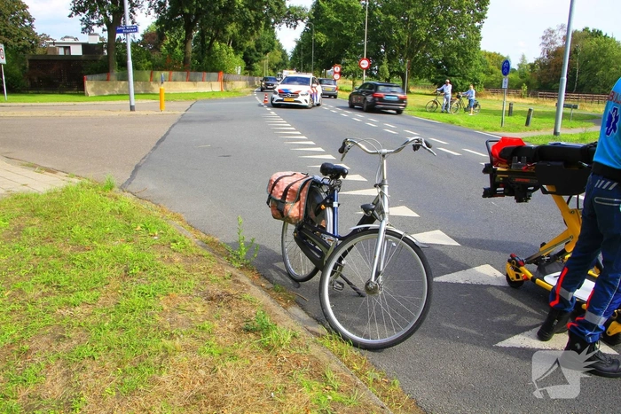 Fietser zwaargewond bij aanrijding met bestelbus