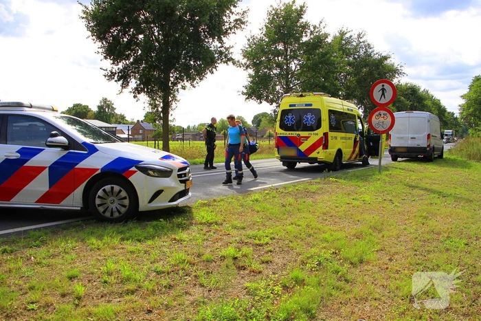 Fietser zwaargewond bij aanrijding met bestelbus