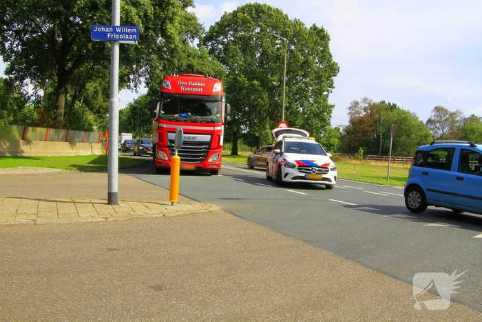 Fietser zwaargewond bij aanrijding met bestelbus