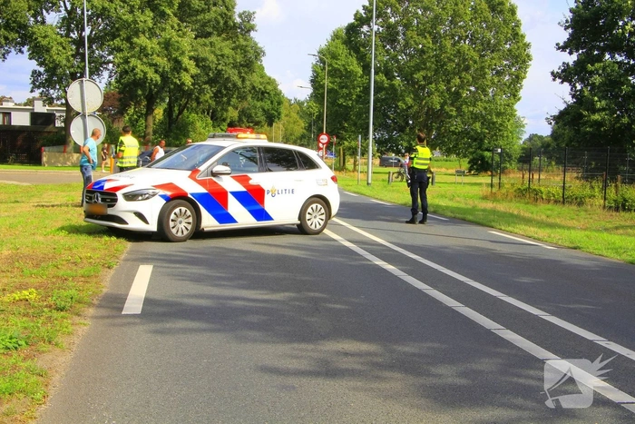 Fietser zwaargewond bij aanrijding met bestelbus