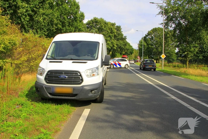 Fietser zwaargewond bij aanrijding met bestelbus