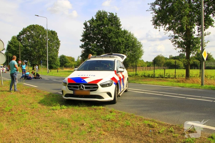 Fietser zwaargewond bij aanrijding met bestelbus