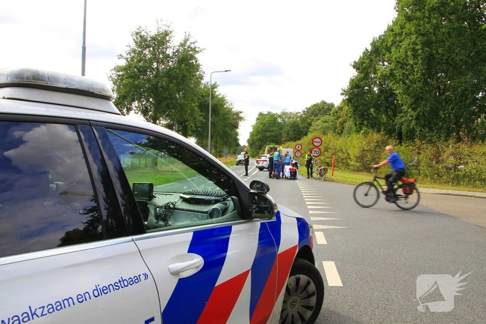 Fietser zwaargewond bij aanrijding met bestelbus