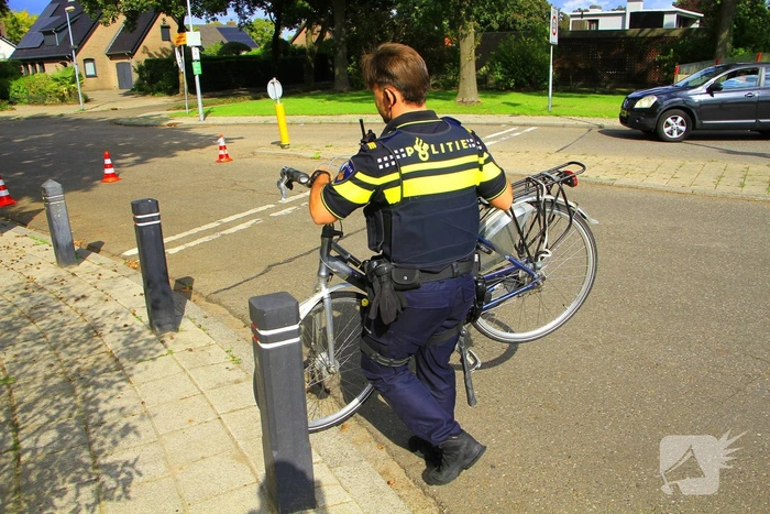 Fietser zwaargewond bij aanrijding met bestelbus