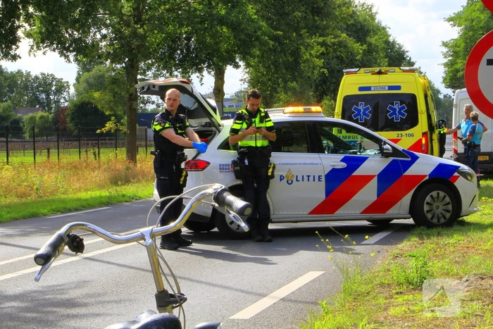 Fietser zwaargewond bij aanrijding met bestelbus