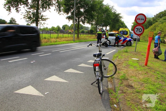 Fietser zwaargewond bij aanrijding met bestelbus