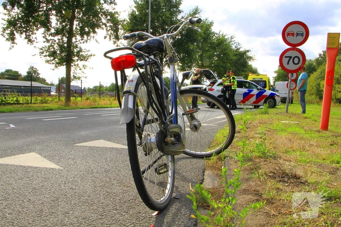 Fietser zwaargewond bij aanrijding met bestelbus
