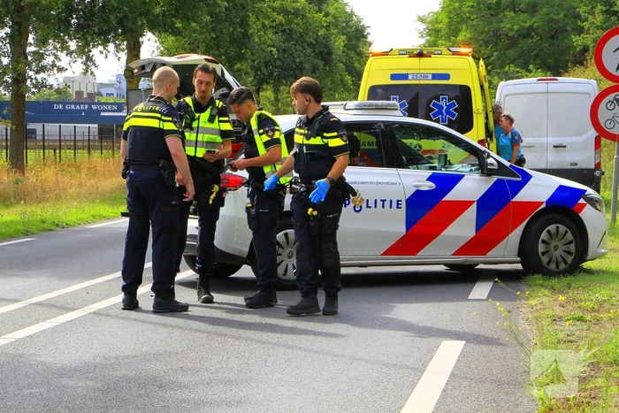 Fietser zwaargewond bij aanrijding met bestelbus