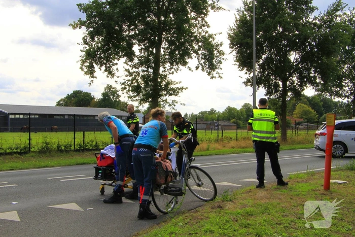 Fietser zwaargewond bij aanrijding met bestelbus