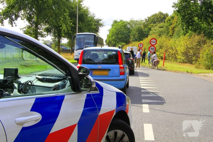 Fietser zwaargewond bij aanrijding met bestelbus