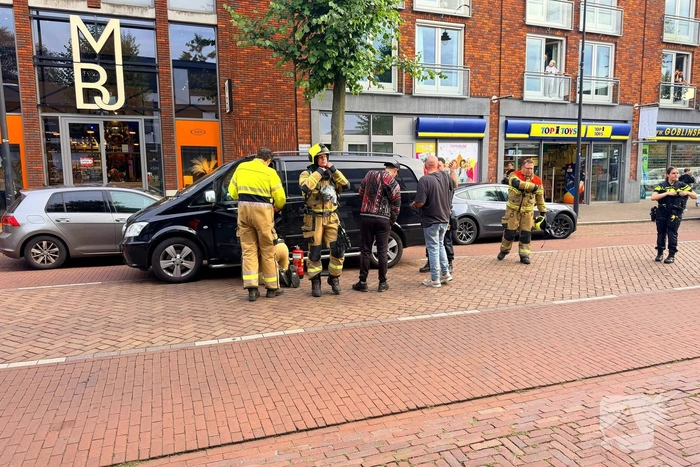 Brandweer inzet door kortsluiting in auto