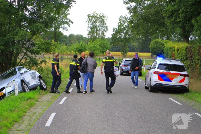 Bestuurder onder invloed belandt in greppel na aanrijding