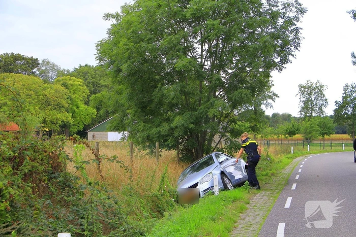 Bestuurder onder invloed belandt in greppel na aanrijding
