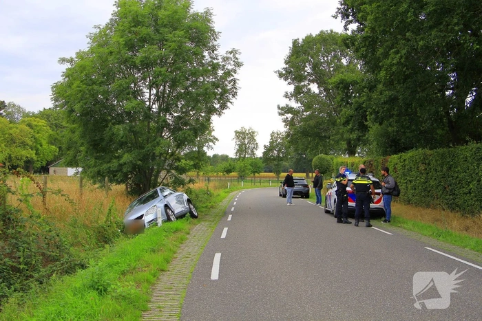 Bestuurder onder invloed belandt in greppel na aanrijding