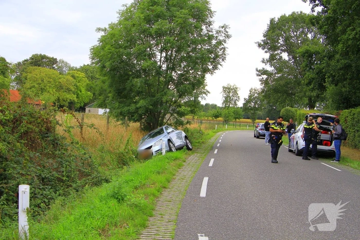 Bestuurder onder invloed belandt in greppel na aanrijding