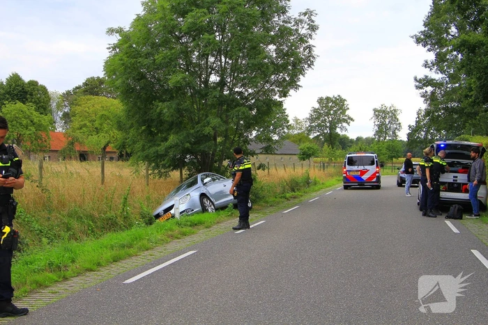 Bestuurder onder invloed belandt in greppel na aanrijding