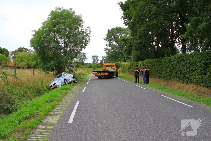 Bestuurder onder invloed belandt in greppel na aanrijding