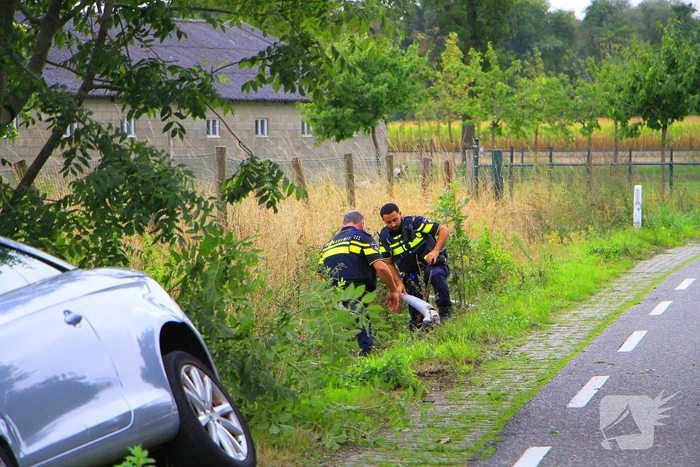 Bestuurder onder invloed belandt in greppel na aanrijding