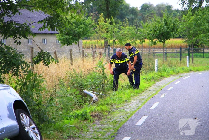 Bestuurder onder invloed belandt in greppel na aanrijding