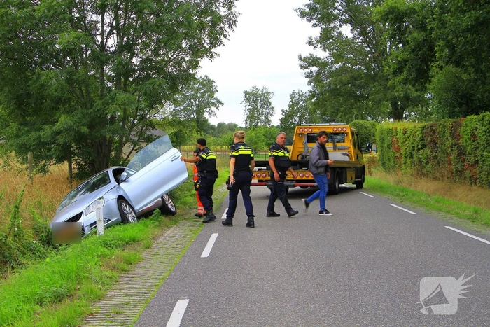 Bestuurder onder invloed belandt in greppel na aanrijding
