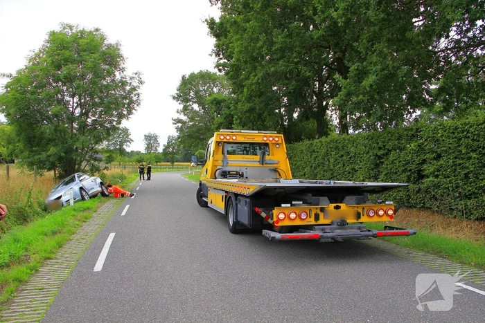Bestuurder onder invloed belandt in greppel na aanrijding