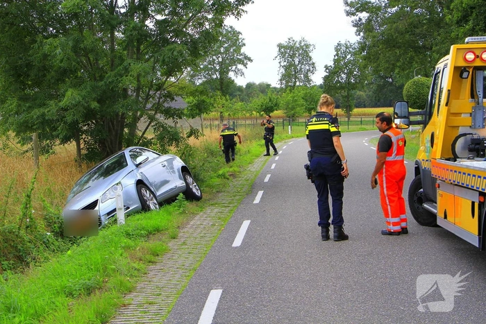 Bestuurder onder invloed belandt in greppel na aanrijding