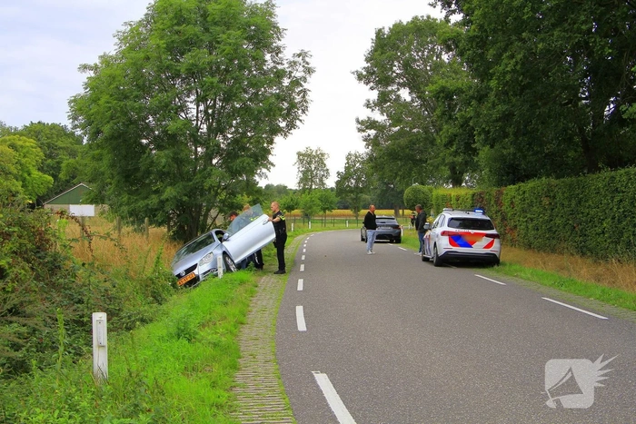 Bestuurder onder invloed belandt in greppel na aanrijding