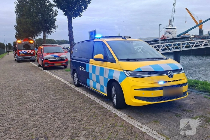 Hulpdiensten ingeschakeld na melding voertuig te water