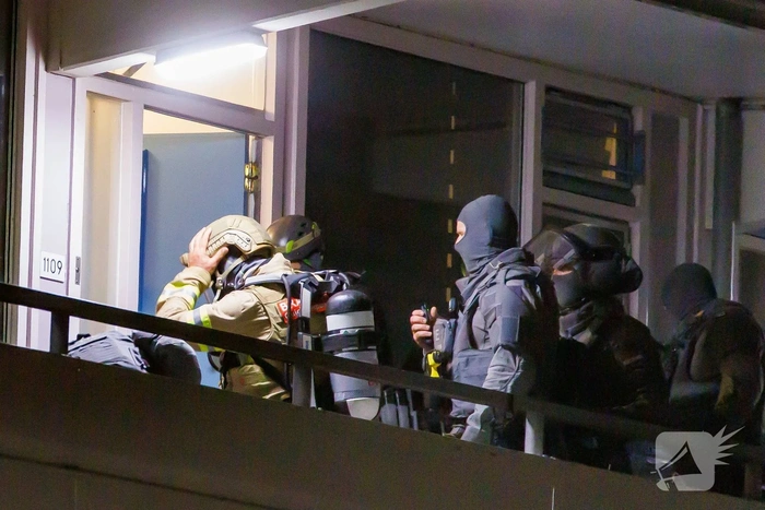 Grote hulpdiensten inzet bij dreigende situatie in woning