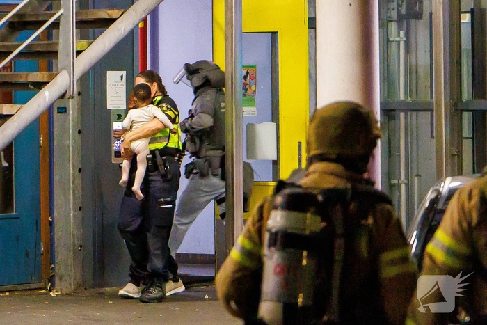 Grote hulpdiensten inzet bij dreigende situatie in woning