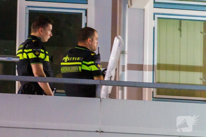 Grote hulpdiensten inzet bij dreigende situatie in woning