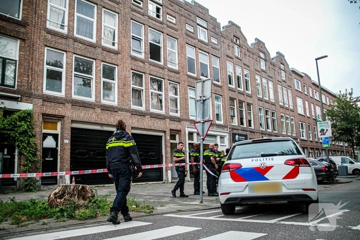 Man valt uit raam en wordt met spoed naar ziekenhuis vervoerd