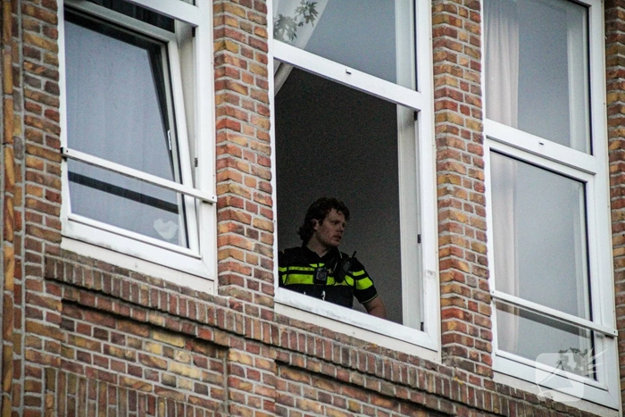 Man valt uit raam en wordt met spoed naar ziekenhuis vervoerd