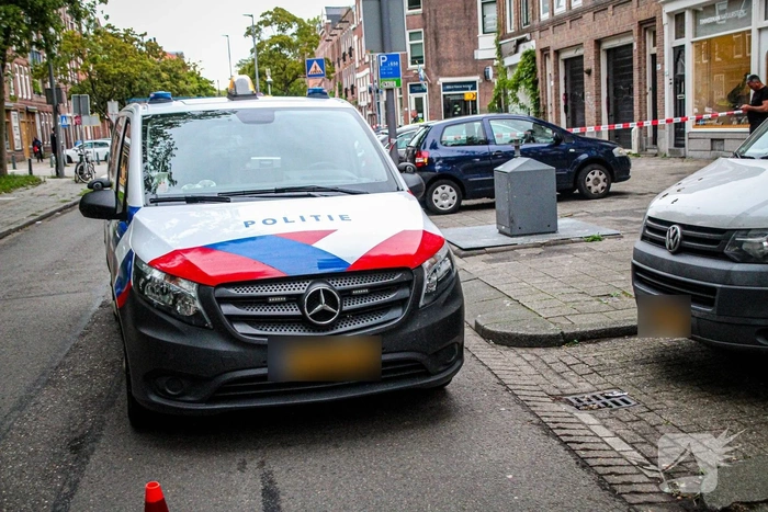 Man valt uit raam en wordt met spoed naar ziekenhuis vervoerd