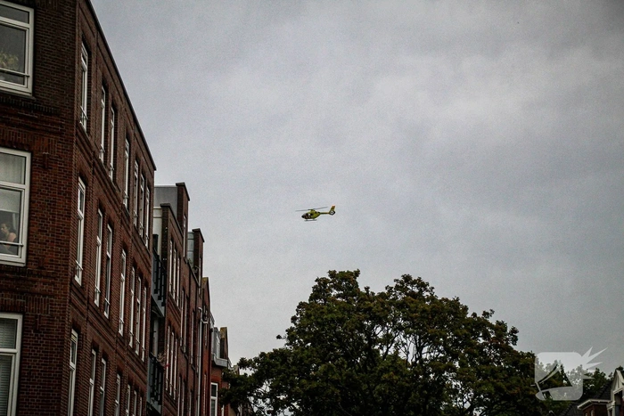 Man valt uit raam en wordt met spoed naar ziekenhuis vervoerd