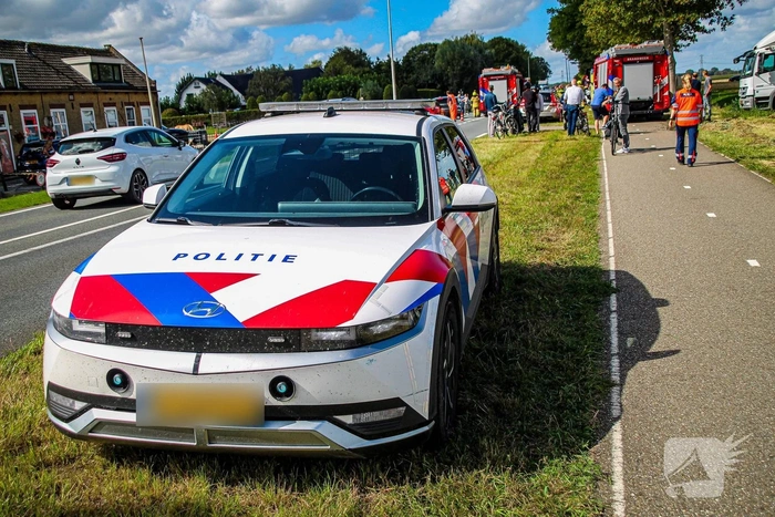 Dode na botsing tegen boom langs provincie weg