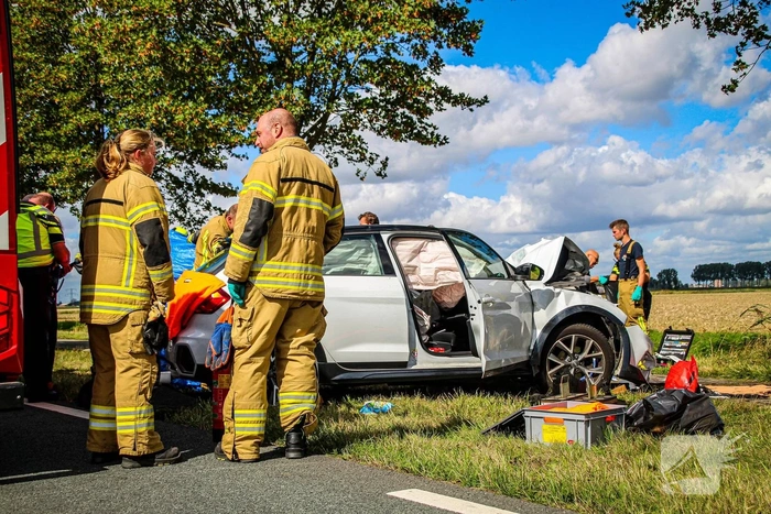 Dode na botsing tegen boom langs provincie weg