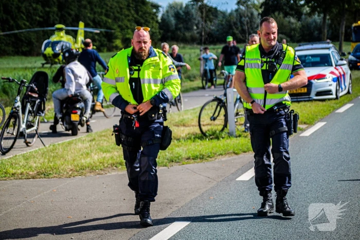 Dode na botsing tegen boom langs provincie weg