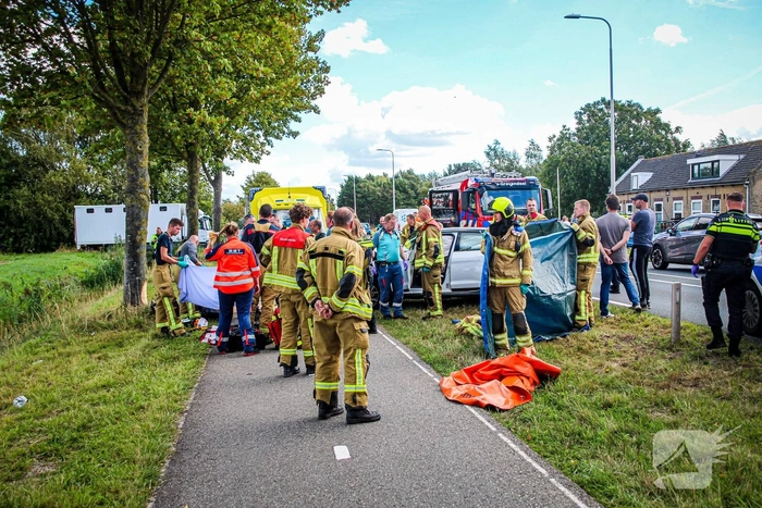 Dode na botsing tegen boom langs provincie weg