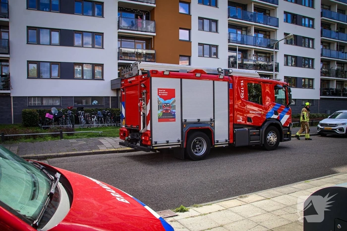 Brandweer onderzoekt gaslucht in appartementencomplex