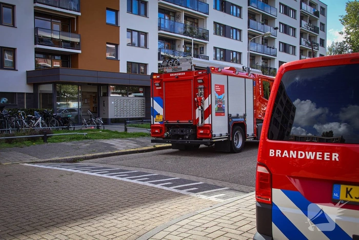 Brandweer onderzoekt gaslucht in appartementencomplex