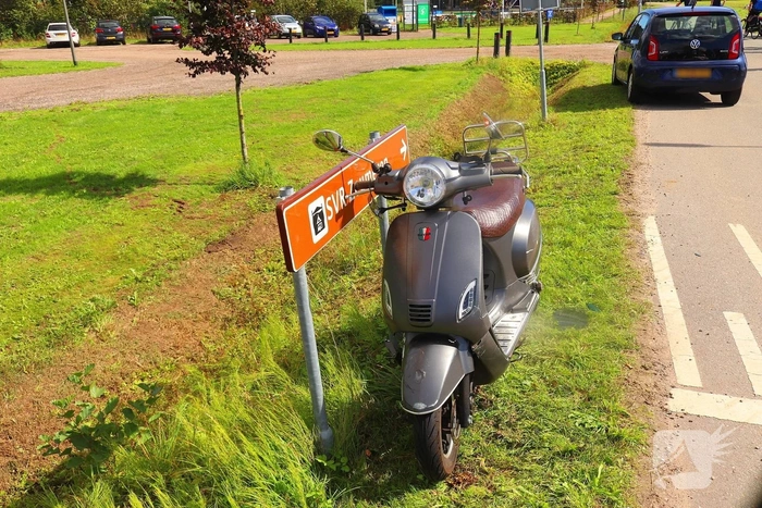 Scooterrijder botst tegen auto