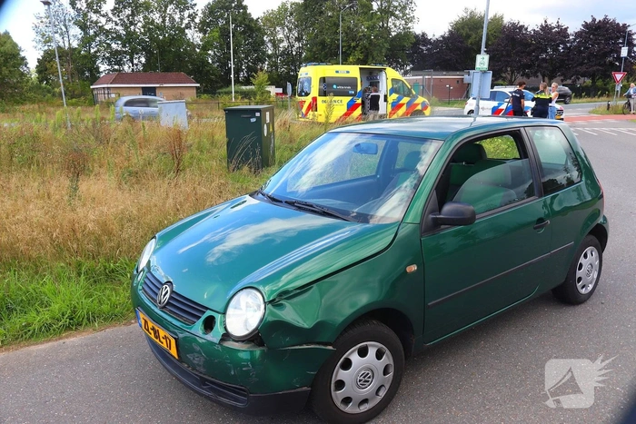 Scooterrijder botst tegen auto