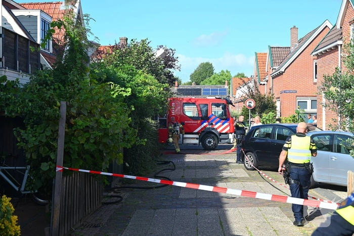 Brandweerslang klapt tijdens blussen woningbrand