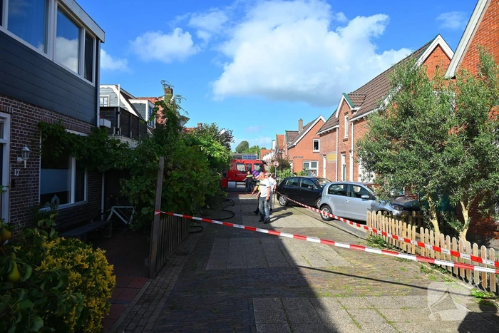 Brandweerslang klapt tijdens blussen woningbrand