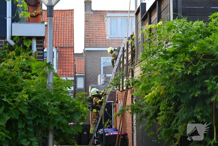 Brandweerslang klapt tijdens blussen woningbrand