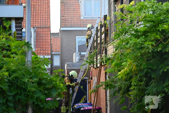 Brandweerslang klapt tijdens blussen woningbrand