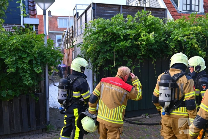 Brandweerslang klapt tijdens blussen woningbrand